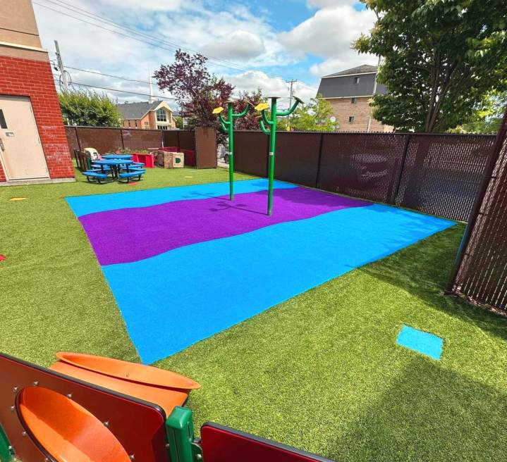 Surfaces sécuritaires pour les garderies et les écoles primaires.